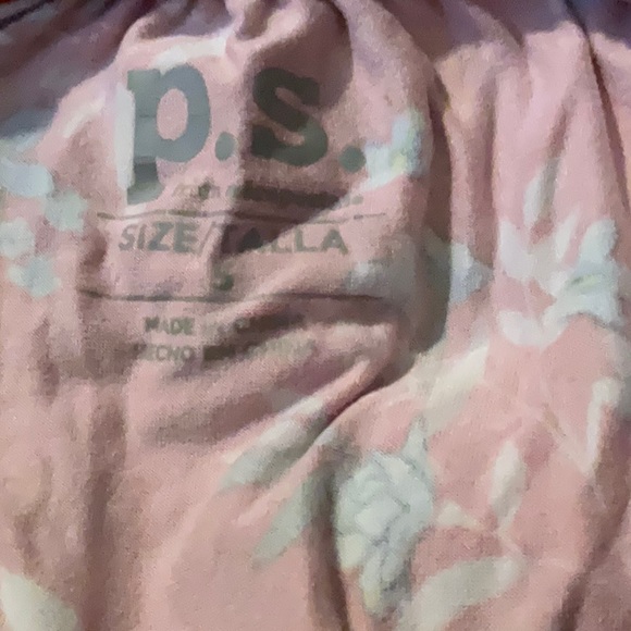 P.S. red floral romper with spaghetti straps. Sizer 5 - Picture 4 of 7